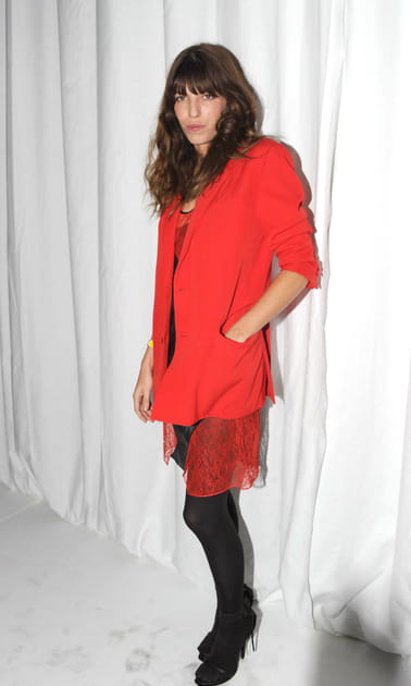 Lou Doillon en veste de blazer rouge
