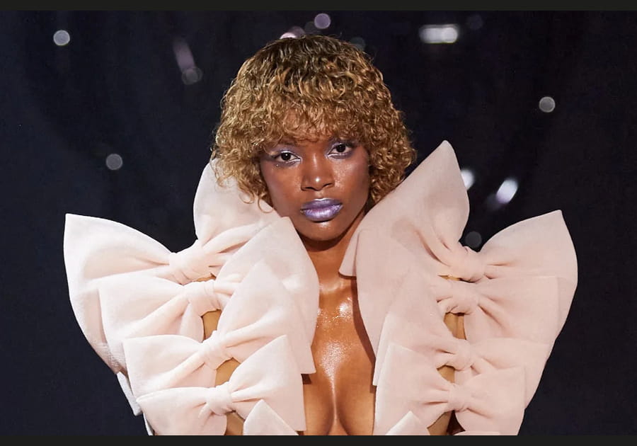 Les l&egrave;vres m&eacute;tallis&eacute;es de Viktor &amp; Rolf