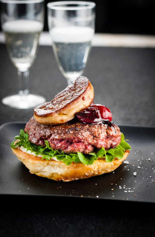 Burger au foie gras et sauce cerise