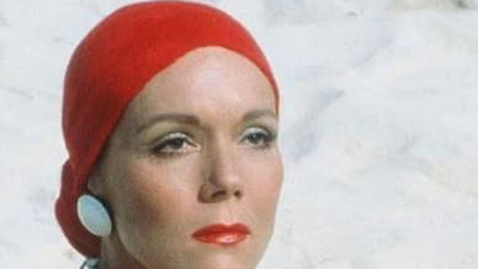 Diana Rigg prend un bain de soleil