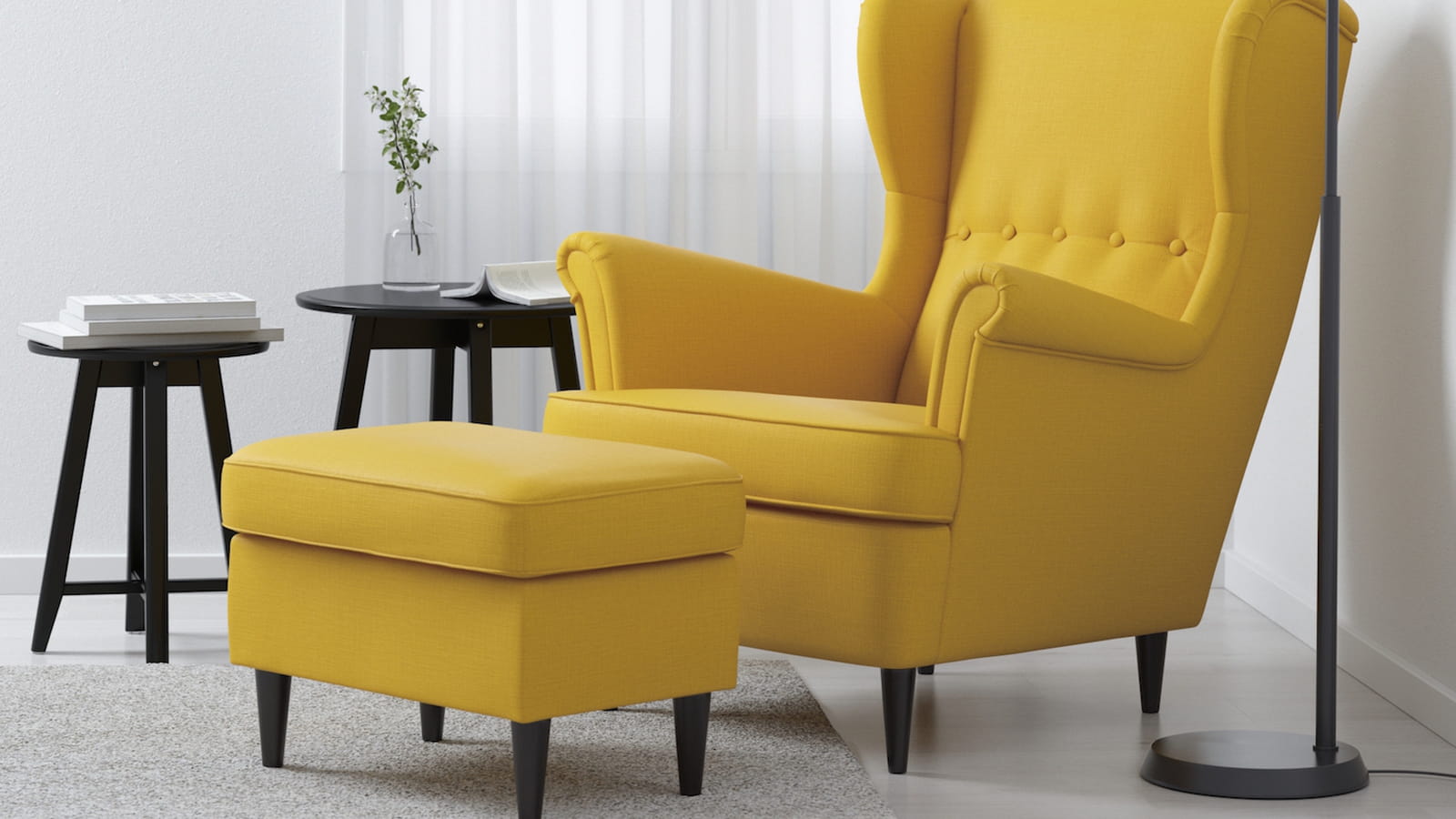 Fauteuil et ottoman jaunes