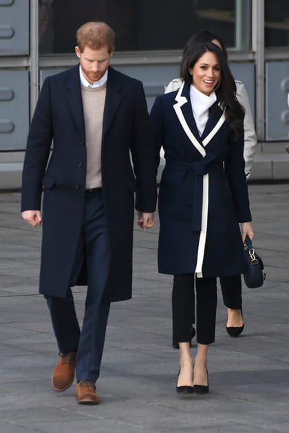 Meghan Markle en manteau bleu marine et blanc