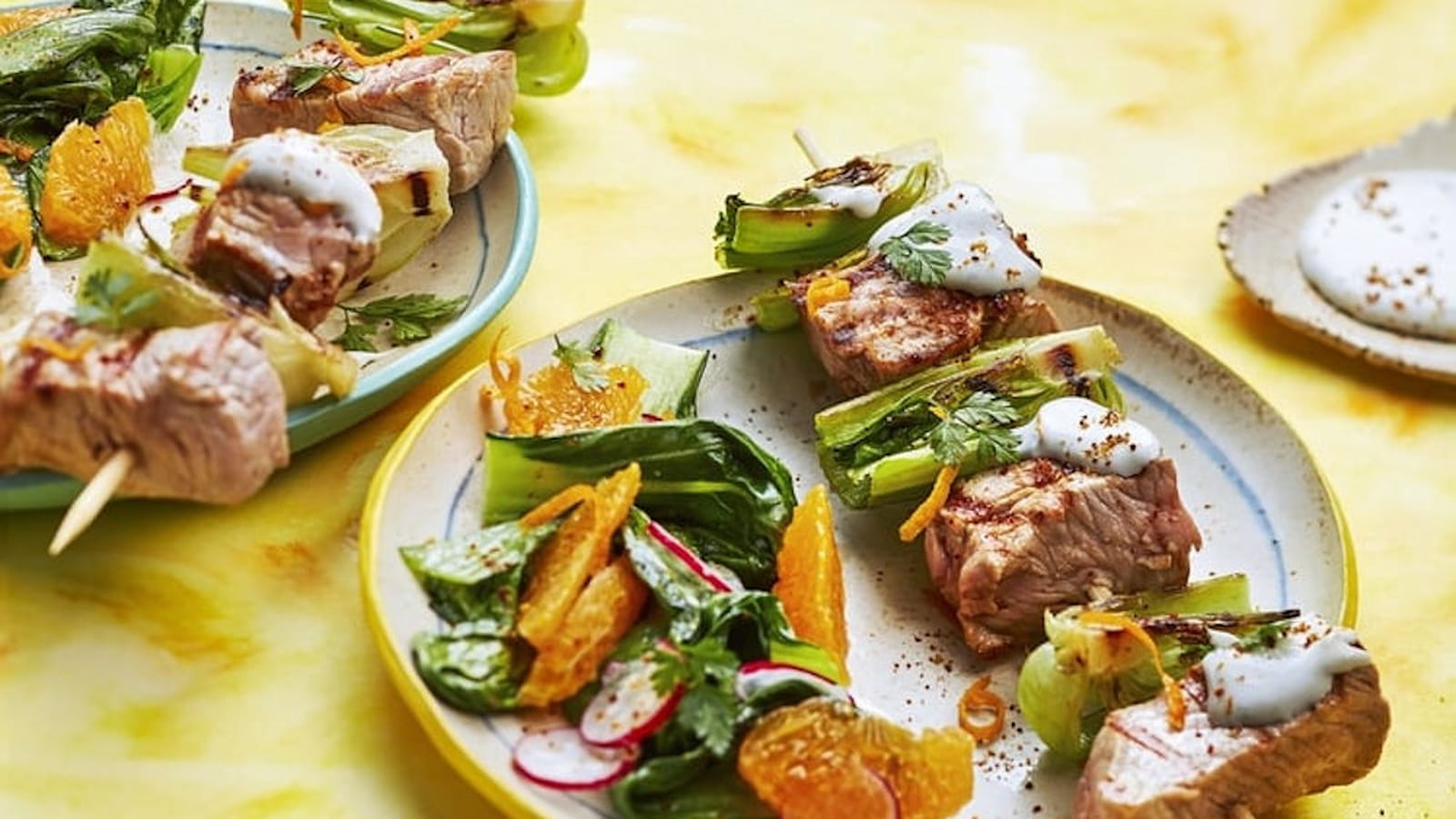 Brochettes de veau grillées pak choi sauce au fromage bleu orange