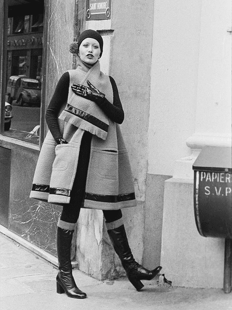 Mannequin en Pierre Cardin devant la boutique du couturier à Paris en juillet 1972