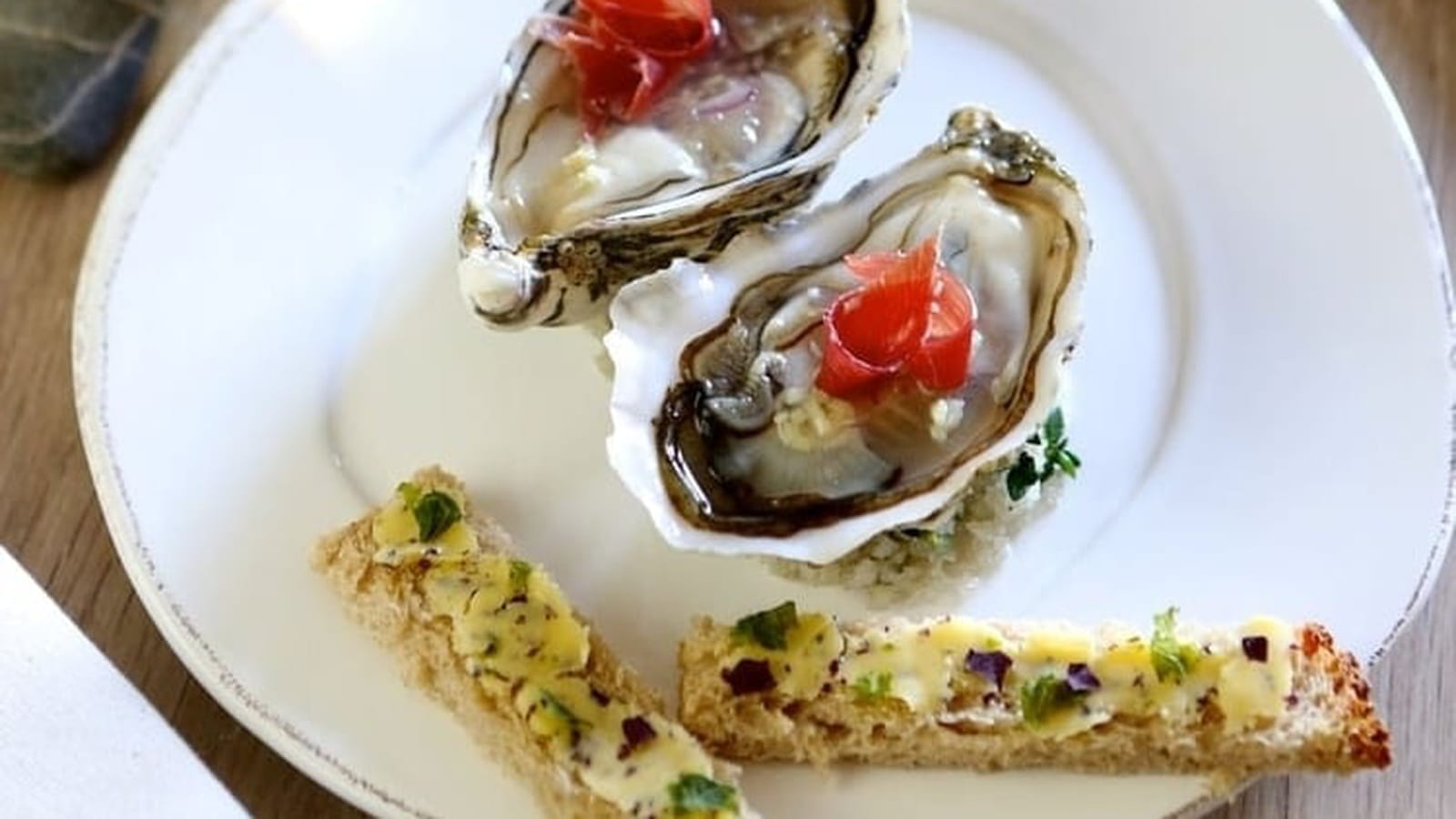 Huîtres, copeaux de jambon, mouillettes aux algues