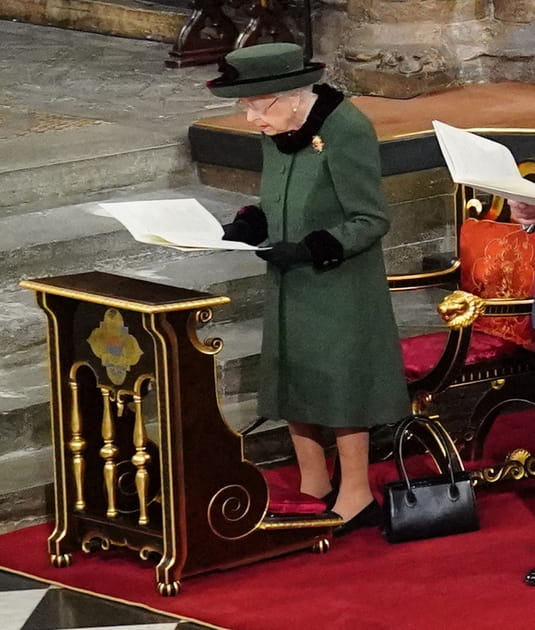 Elisabeth II &agrave; la messe en l'honneur du prince Philip