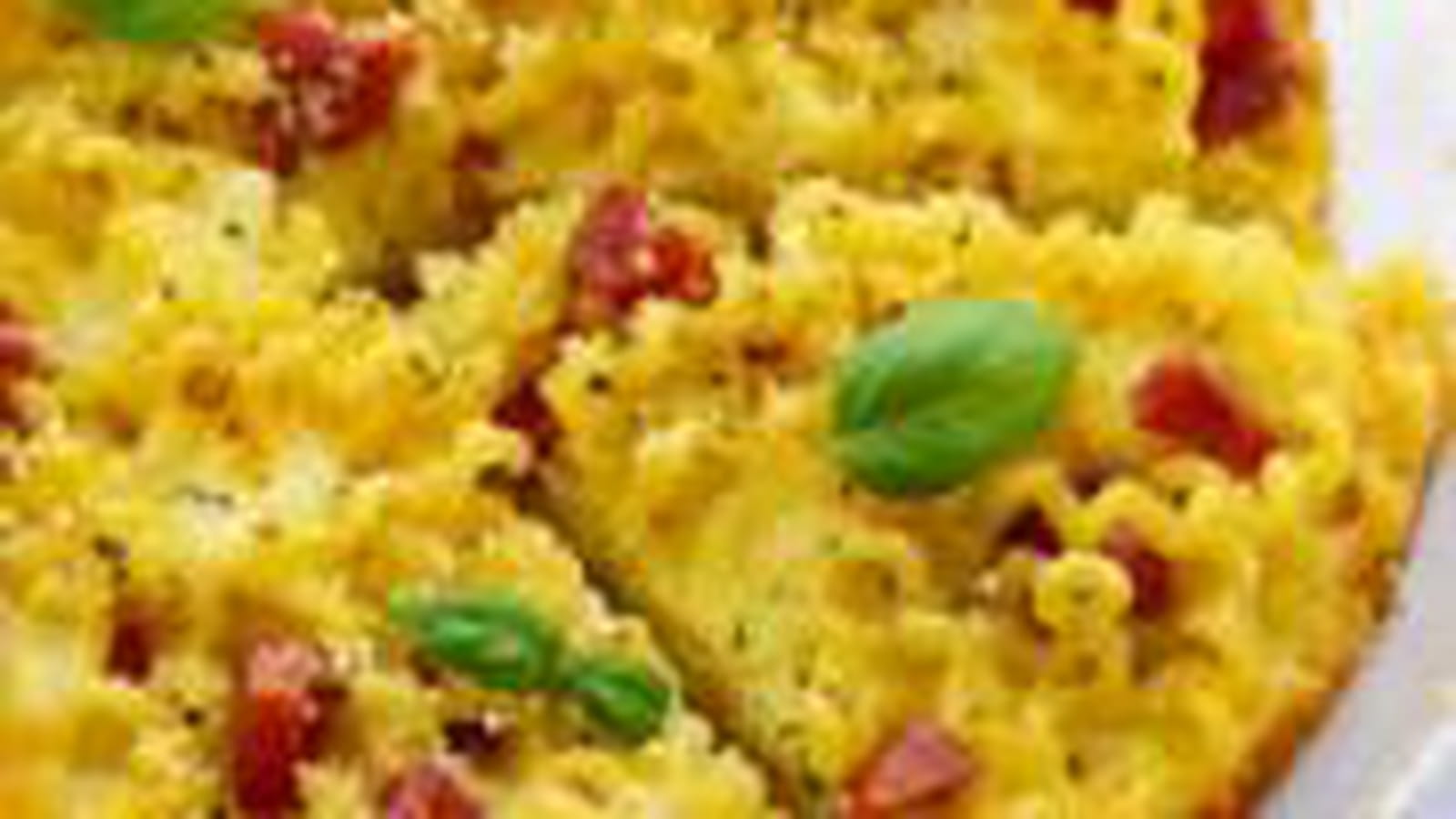 Gâteau de fusilli lunghi farci à la scamorza fumée et salami