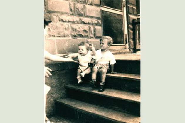 Deux fr&egrave;res chahutent