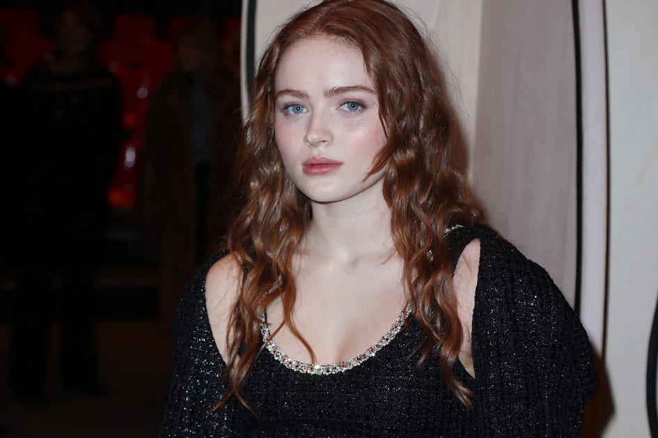 Les cheveux boucl&eacute;s roux fonc&eacute;s de Sadie Sink