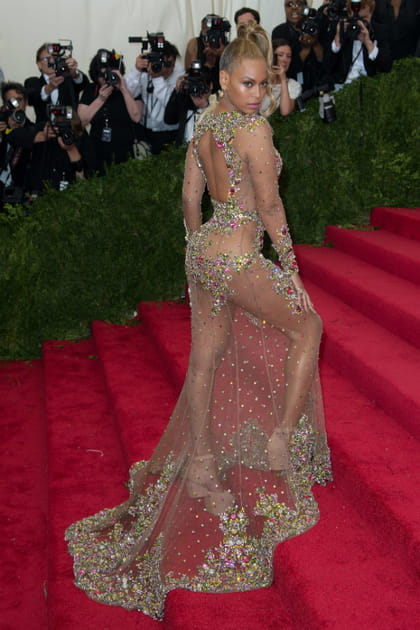 Beyonc&eacute; en robe nude transparente &agrave; sequins color&eacute;s