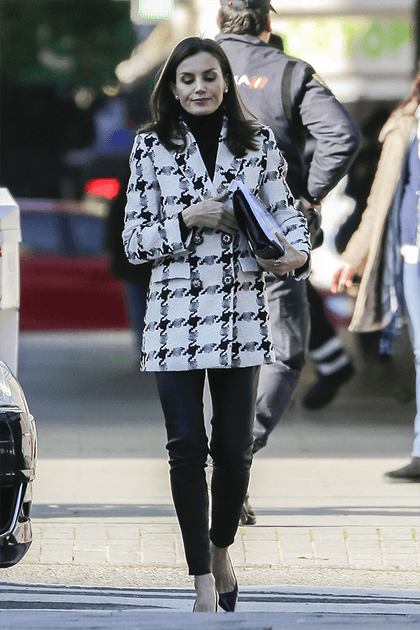 Letizia d'Espagne en blazer imprimé blanc et noir