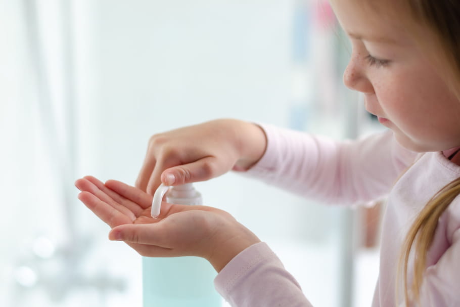 Gel hydro-alcoolique dans l'oeil : risques, que faire, chez l'enfant ?