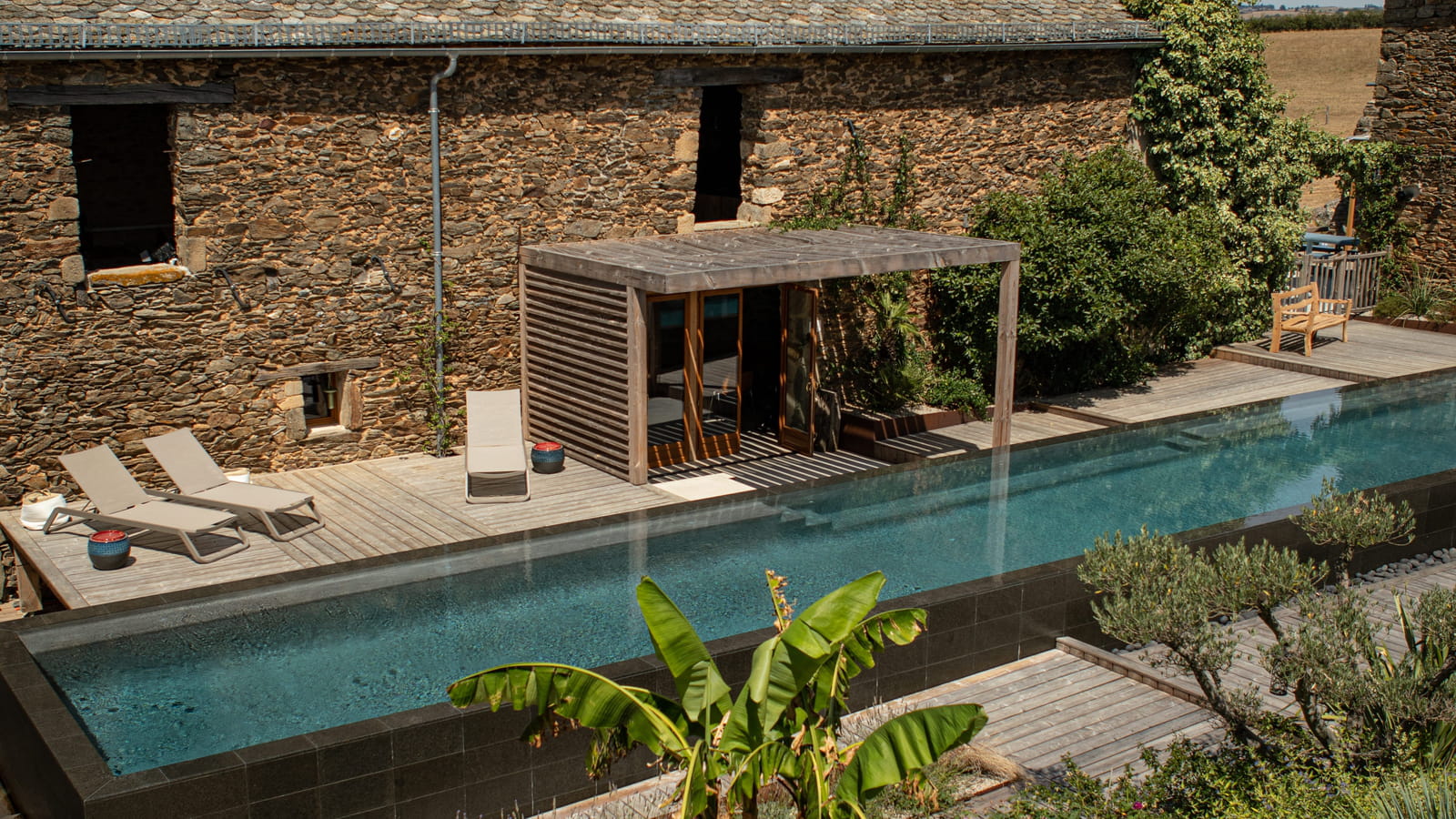 Cour avec piscine 