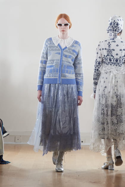 Gilet et jupon bleu et blanc aper&ccedil;us sur le d&eacute;fil&eacute; Bora Aksu&nbsp;