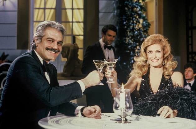Dalida posait en tenue de gala avec Omar Sharif