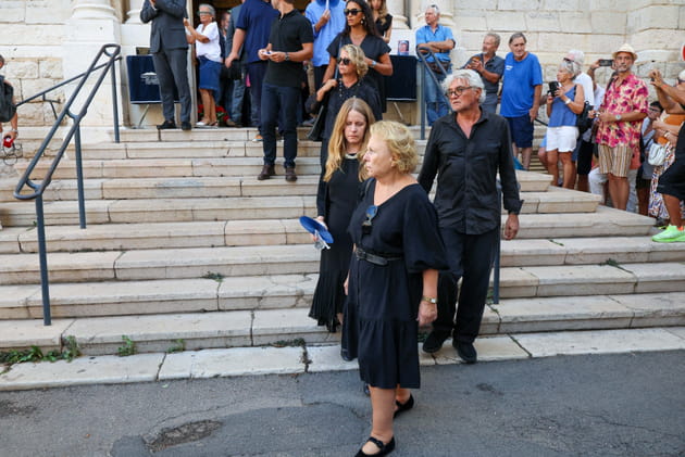 Les filles de Philippe Bouvard aper&ccedil;ues &agrave; la sortie de l'&eacute;glise apr&egrave;s les obs&egrave;ques