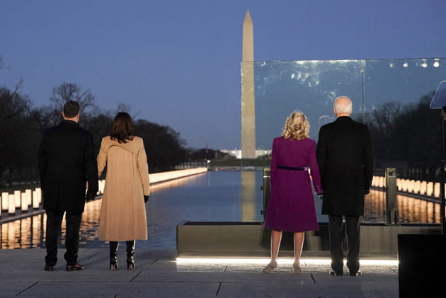 Kamala Harris en manteau Pyer Moss