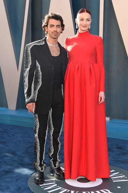 Joe Jonas en costume brod&eacute; et Sophie Turner en robe rouge