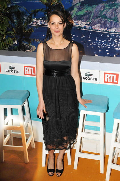 B&eacute;r&eacute;nice Bejo en robe brod&eacute;e noire
