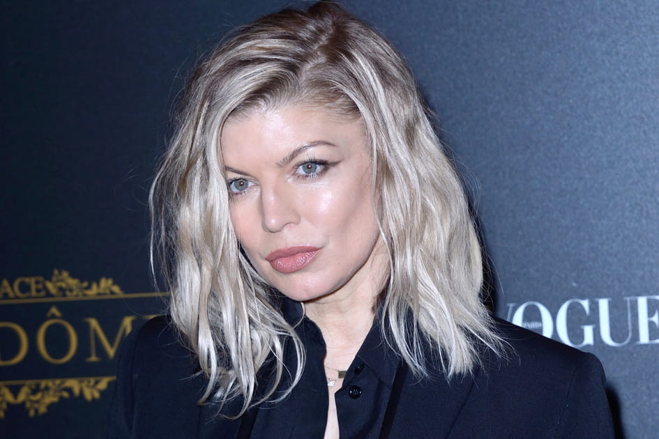 Fergie, th&eacute;&acirc;trale avec sa chevelure blonde presque argent