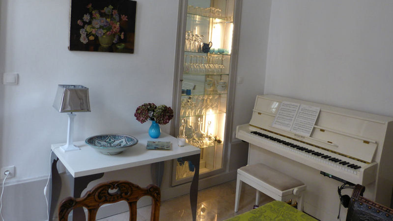 Vitrine et piano