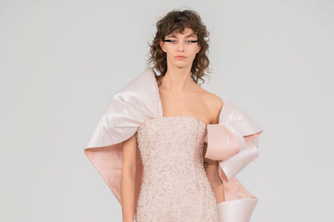 Robe rose poudré à traîne aperçue sur le défilé Alexis Mabille