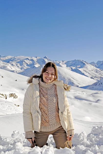 Shirley Bousquet en pull torsad&eacute; bicolore et doudoune blanche