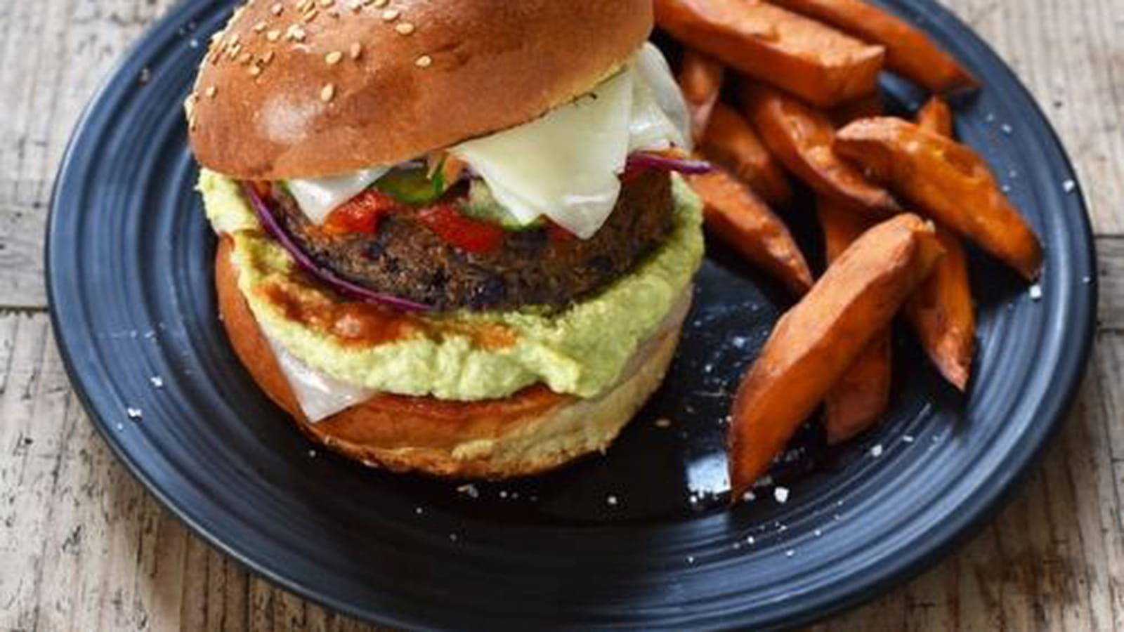 Burger végétarien aux tranches de brebis Lou Pérac, accompagné de frites de patates douces