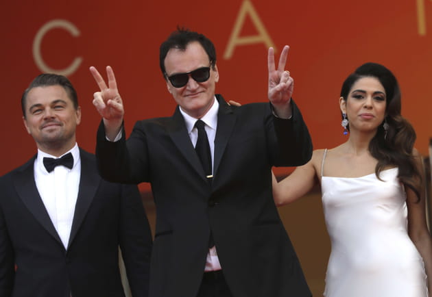 Quentin Tarantino fait le V de Victoire avec ses mains