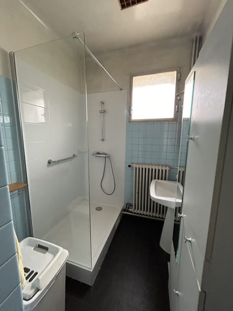 Avant&nbsp;: une salle d'eau &eacute;troite pas du tout adapt&eacute;e aux enfants