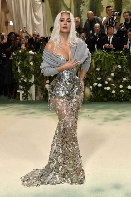 Blonde dans sa robe bustier aux transparences &eacute;tudi&eacute;es, Kim Kardashian joue les sir&egrave;nes