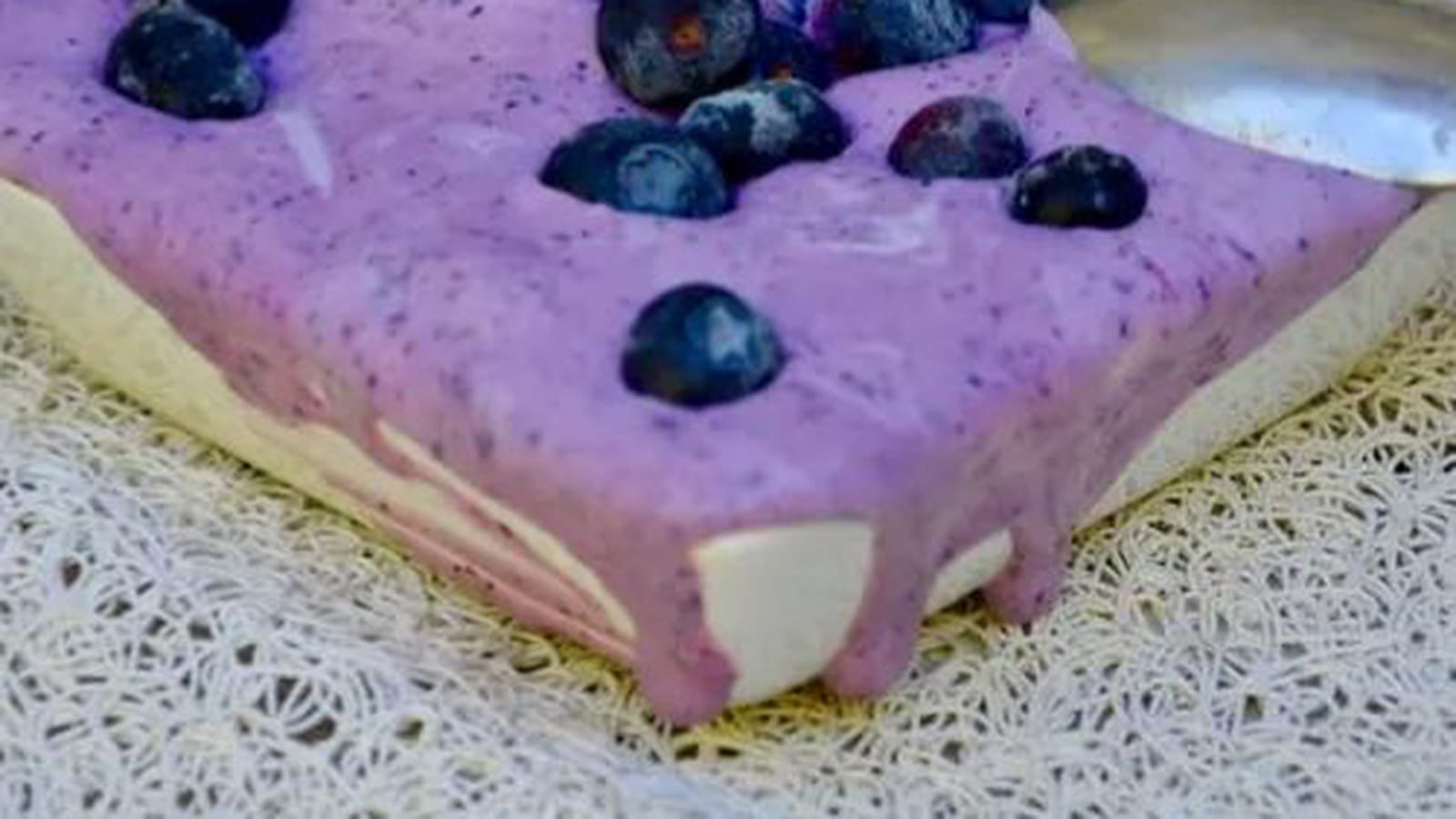Yaourt glacé ou frozen yoghurt aux myrtilles