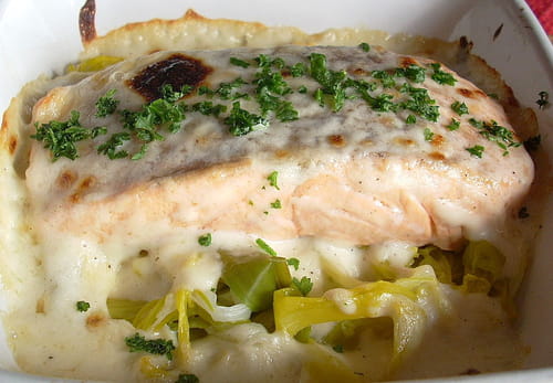 Saumon gratiné sur lit de poireaux