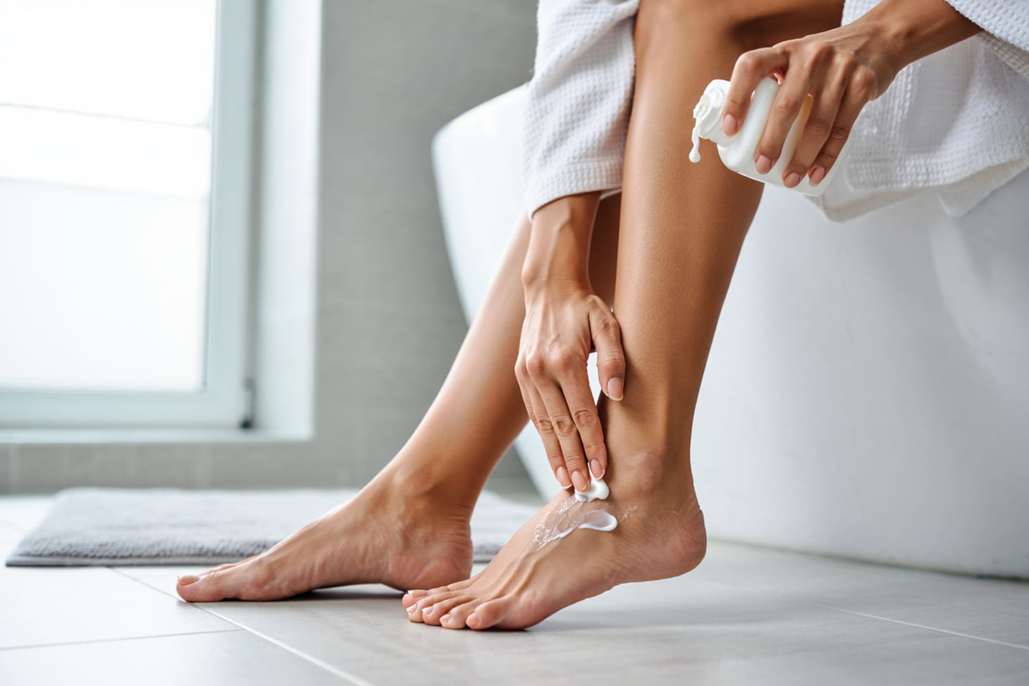 For beautiful feet in summer, it is not the cream that makes the difference but a gesture often neglected by all