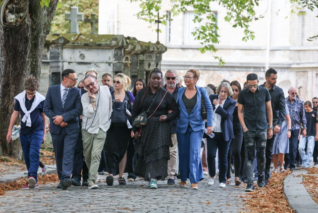 Catherine Frot et les invit&eacute;s aux obs&egrave;ques de sa soeur Dominique