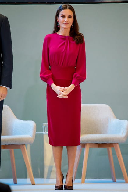 Letizia d'Espagne en robe crayon framboise Lola Li
