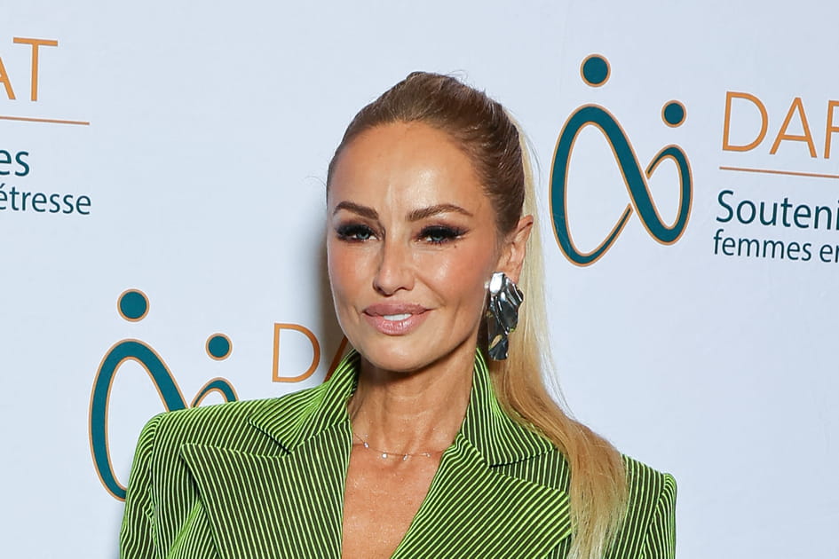 Adriana Karembeu, solaire avec son blond dor&eacute; et ses cheveux longs