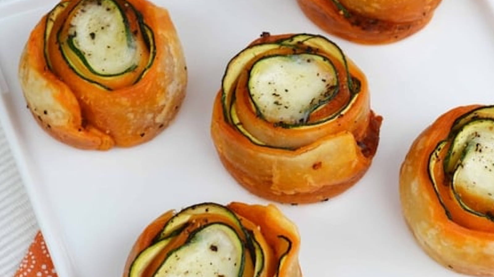 Roses feuilletées à la courgette, pesto rosso et mozzarella