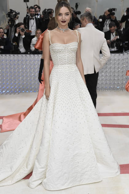 Apr&egrave;s&nbsp;: Miranda Kerr &agrave; 40&nbsp;ans en robe longue blanche &agrave; strass