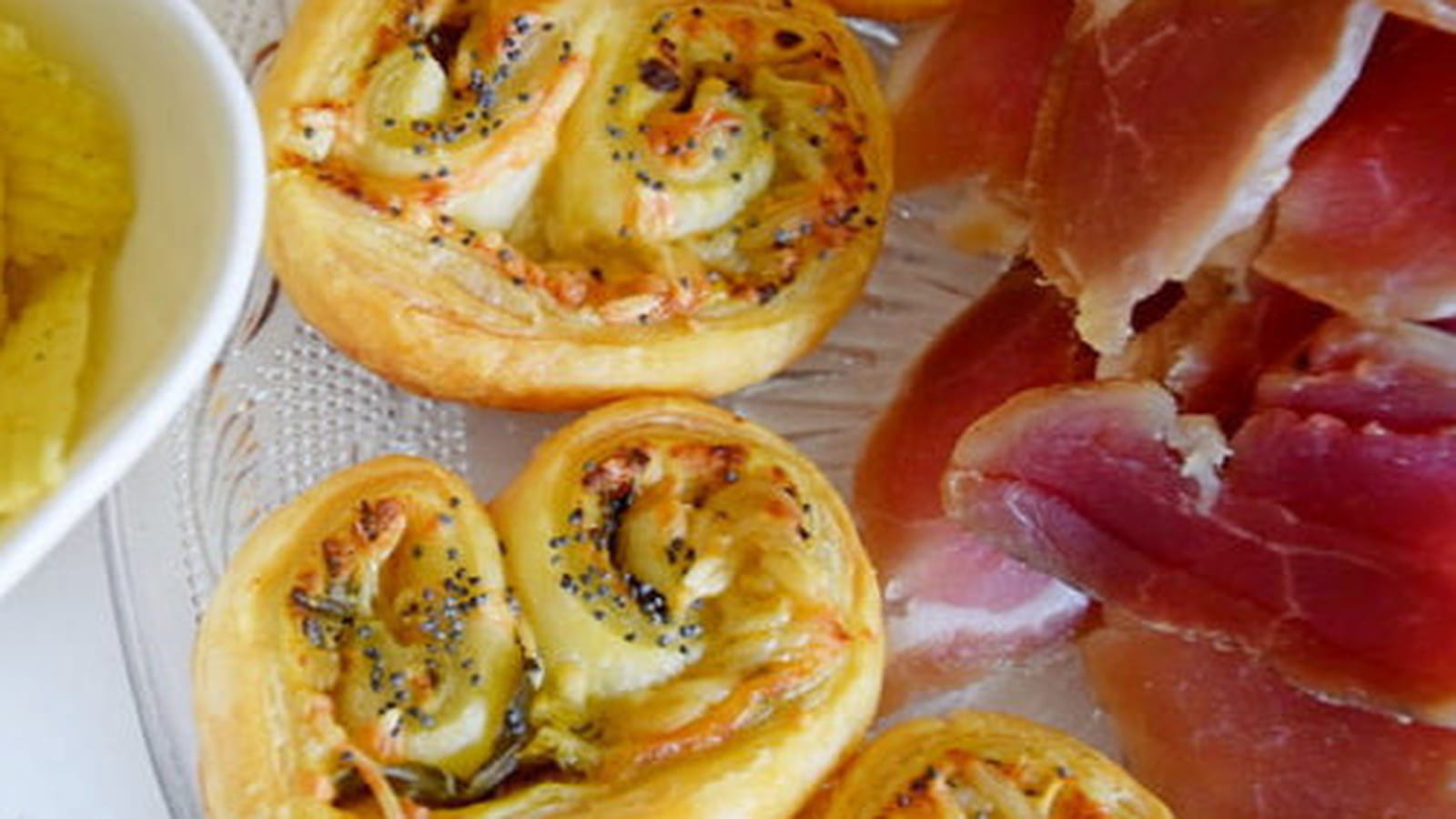 Palmier au chèvre et basilic garni de graines de pavot