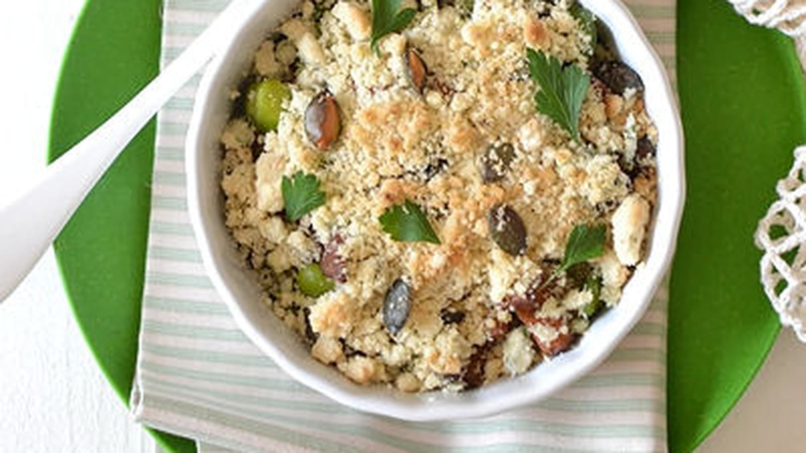 Crumble de champignons et fèves au "beurre" d'ail persillé