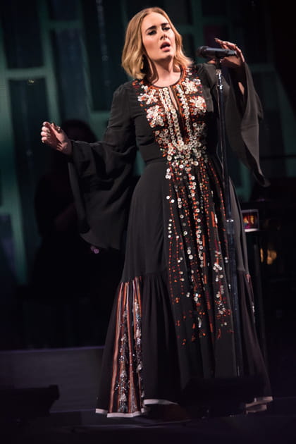 Adele en robe boho-chic