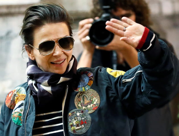 Juliette Binoche impose son look biker