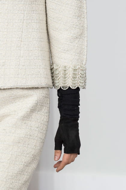 Les mitaines noires du d&eacute;fil&eacute; Chanel
