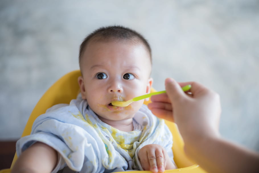 Diversification alimentaire : quand commencer et comment s'y prendre ?
