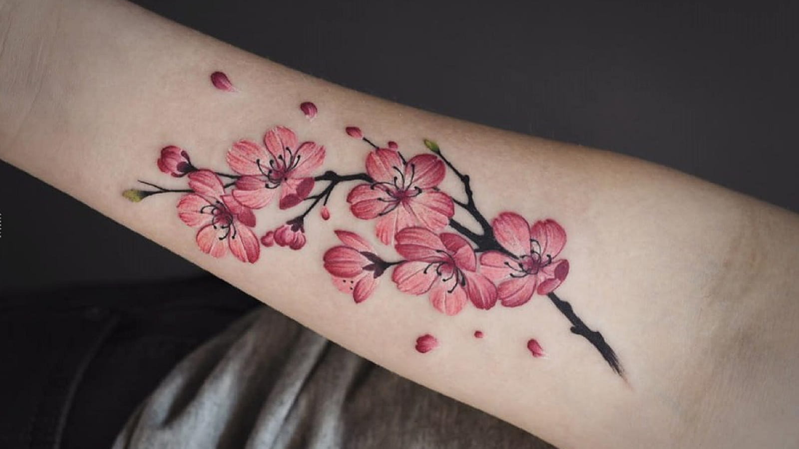 20 tatouages de fleur de cerisier qui nous inspirent
