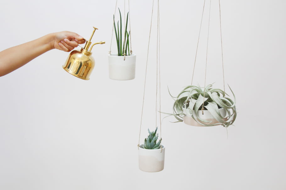L’objet du désir : les cache-pots suspendus de Caroline Gomez