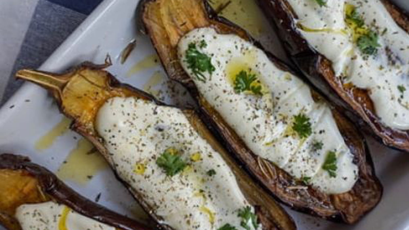 Aubergines grillées, sauce au yaourt et aux herbes