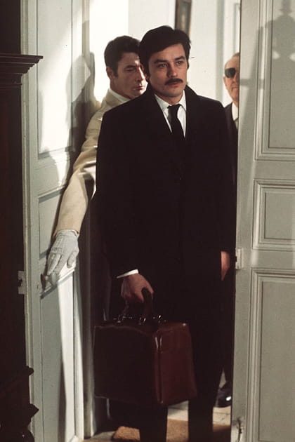 Alain Delon en total look noir et cravate