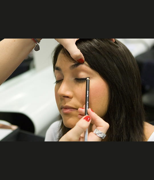 Du crayon noir pour des yeux de biche